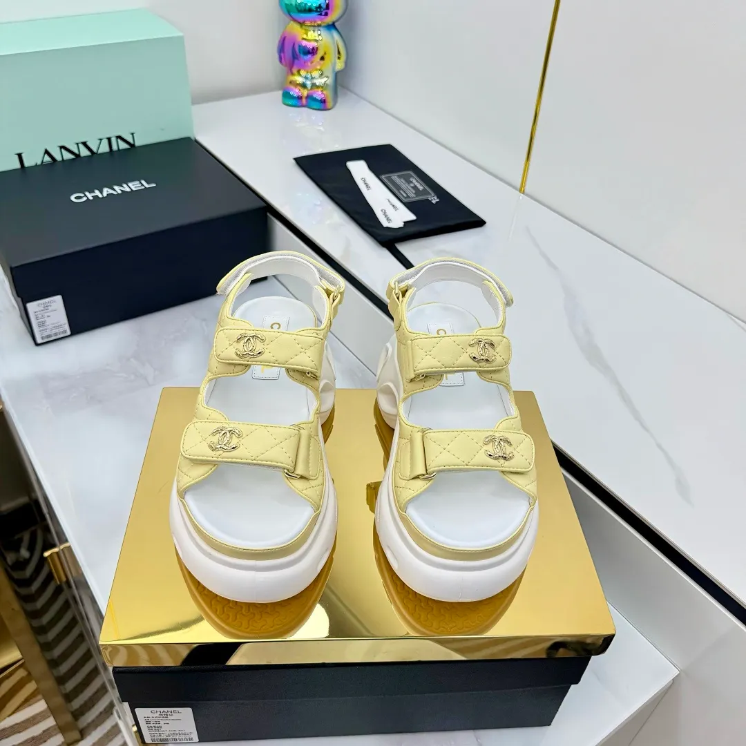 👟👟Ex-factory price 680👟👟 Top version... Chanel｜Chanel Xiaoxiang Velcro Beach Slippers Slippers Casual Beach Shoes 25ss Spring and Summer New Style! Beach shoes are a hit all over the internet! The latest model from the counter, I am still willing to buy it on my feet. It must be ranked among the most popular models. It is invincible in all seasons. Various bloggers and Internet celebrities can see the matching styles. Highly recommended. Pearlescent sheepskin upper, sheepskin lining, suede for feet. Original open-molded TPU outsole size: 35-40 (customized for 40 and 41). Full set of original packaging 👉 👉 👉 👉 👉